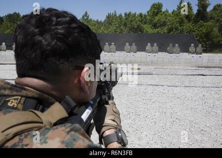 Le sergent du Corps des Marines des États-Unis. Peter A. Siaw II, Raid Maritime Force (MDL), 26e Marine Expeditionary Unit (MEU), les feux d'un M4A1 Carbine rifle lors d'une tactique abordages (CQT) Cours à bord de Camp Lejeune, en Caroline du Nord, le 17 mai 2017. Le CQT Cours offre marines l'occasion d'améliorer leur adresse au tir de combat et de tactiques tout en maintenant l'état de préparation de l'unité et la préparation pour les opérations futures. Banque D'Images