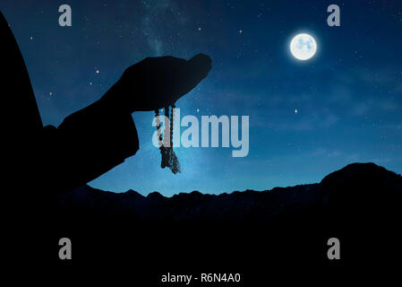 Silhouette de l'homme musulman avec chapelet prier Dieu Banque D'Images