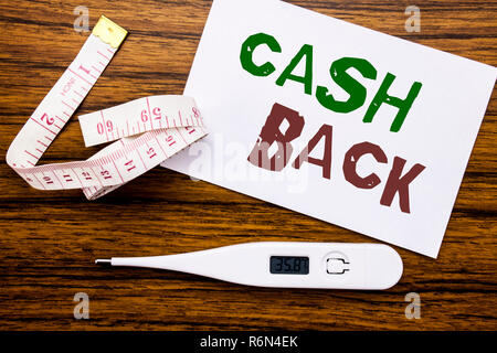 Par contre l'écriture de texte conceptuel montrant légende Cashback Cash Back. Concept d'affaires pour l'assurance de l'argent écrit le post-it sur fond de bois. Thermomètre multimètre et remise en forme de l'objet. Banque D'Images