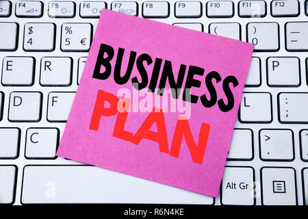 Texte d'annonce d'écriture montrant Plan d'affaires. Concept d'affaires à la mission ou vision écrit le post-it sur le clavier blanc arrière-plan. Banque D'Images