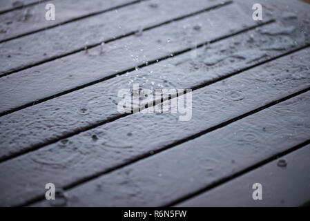 Gouttes de pluie sur terrasse en bois Banque D'Images