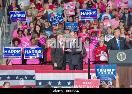 Mark Harris, Centre de la fraude électorale GOP Allégations en NC, vu ici avec le Président MAGA Trump lors d'une récente manifestation à Charlotte Banque D'Images