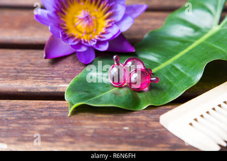 Cheveux vitamine sérum huile capsule sur vert feuille nature background Banque D'Images