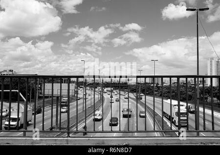 Marginal Tietê bridge gate l'autoroute voir Sao Paulo Brésil noir blanc Banque D'Images