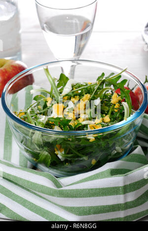 Salade de pissenlit dans un bol en verre Banque D'Images