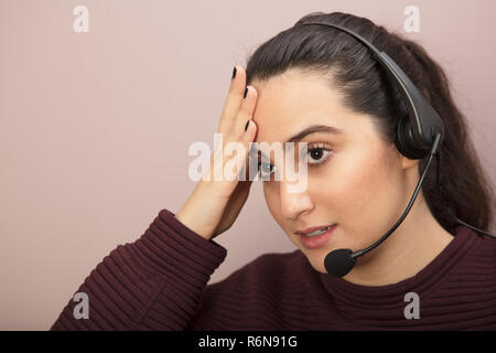 Jeune femme désespérée pendant le travail avec la main sur le front... Banque D'Images