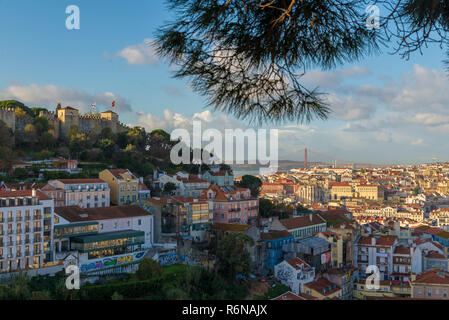 Lisbonne, Portugal - 21 NOVEMBRE 2018 : le château Sao Jorge et de la région de Castelo et Mouraria. dans l'arrière-plan le pont 25 avril sur th Banque D'Images