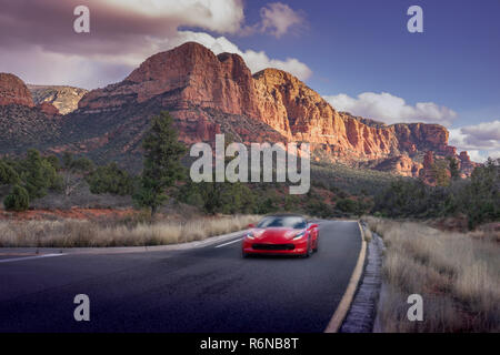 La conduite dans un paysage spectaculaire désert de l'Arizona à Sedona. Banque D'Images