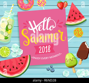 Hello summer 2018 carte sur fond de bois bleu. Banque D'Images