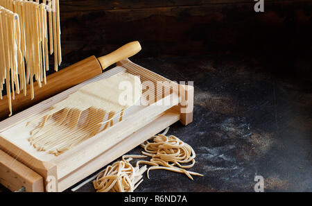 Décisions tagliolini Pasta alla Chitarra avec un outil Banque D'Images