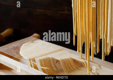 Décisions tagliolini Pasta alla Chitarra avec un outil Banque D'Images