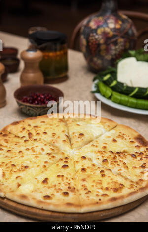 Ossétie viande tarte sur une table Banque D'Images