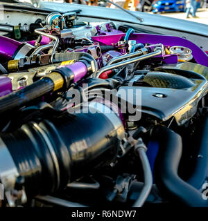 Composants du moteur sous le capot d'une voiture ouverte Banque D'Images