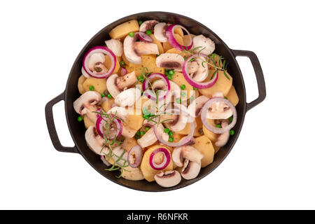 Une photo de braiser avec des crudités, pommes de terre, oignons, petits pois, champignons, et romarin, tiré par le haut, isolé sur blanc avec clipping path Banque D'Images