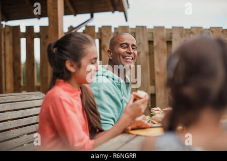 Père riant au brunch Banque D'Images