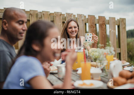 Mother Smiling at Breakfast Banque D'Images