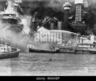 Attaque de Pearl Harbor, Hawaii. USS West Virginia en feu. Sans tenir compte de la possibilité d'explosions dangereuses, United States marins homme leurs bateaux sur le côté de l'incendie, cuirassé USS West Virginia, pour mieux lutter contre les flammes ont commencé par torpilles japonaises et des bombes. Remarque Les couleurs nationales voler contre le ciel noirci de fumée Banque D'Images