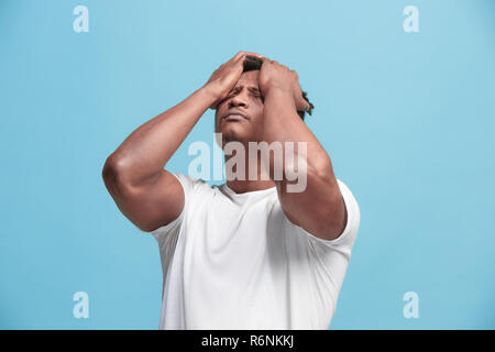 African American Man ayant des maux de tête. Isolé sur fond bleu. Banque D'Images