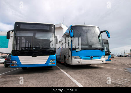 Autobus stationnés dans la ville Banque D'Images