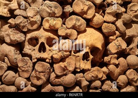 Crânes et d'os dans un mur Banque D'Images