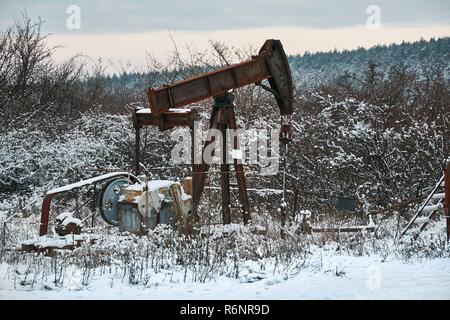 De pétrole sur un paysage d'hiver Banque D'Images