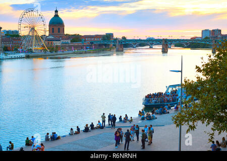 TOULOUSE, FRANCE - 13 août 2017 : les berges de la rivière Garone au coucher du soleil. Toulouse est une ville dans le sud-ouest de la France, à proximité des Pyrénées, capi Banque D'Images