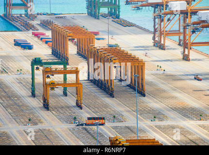 L'équipement industriel, transport de grues et des constructions en acier sur une jetée à vide l'expédition de fret port de Singapour, vue aérienne Banque D'Images