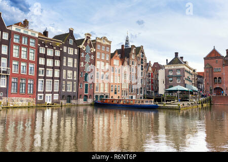 AMSTERDAM, Pays-Bas - 29 avril 2016 : vieille typique coloré néerlandais maisons debout sur le canal Banque D'Images