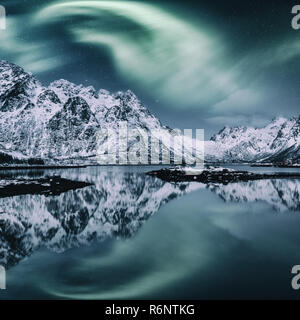 Northern Lights, Aurora Borealis dans les îles Lofoten, Norvège. Nuit incroyable paysage d'hiver avec lumières polaires et ciel étoilé sur la montagne Banque D'Images