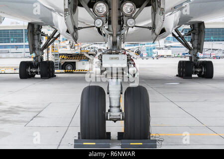Voir à l'aérodrome de sous aile d'avion sur le stationnement permanent Banque D'Images