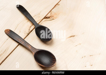 Cuillères en bois sur table en bois avec copie espace Banque D'Images