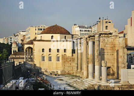 Tzistarakis Mosque et la bibliothèque d'Hadrien à Athènes. Grèce Banque D'Images