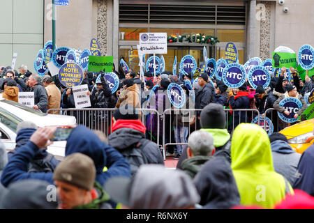 Un travail de l'union/rassemblement de protestation devant la location de fréquences dans la ville de New York (le 5 décembre 2018) Banque D'Images