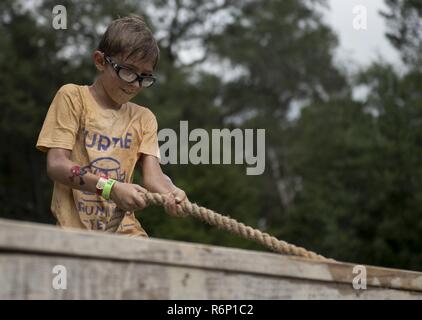 Aidan Flippo, pilote d'un jour, le candidat remplit un obstacle lors d'un organisme de bienfaisance de boue-exécuter le 20 mai 2017, à Niceville, en Floride. Flippo a été choisi pour être la 33e Escadre de chasse est pilote d'un jour. Aidan est né avec la Dysplasie Septo optique quels effets les yeux et les reins. Au cours de sa journée, il a rencontré les pilotes de F-35, a visité un avion, a travaillé avec les responsables d'avions et bien plus encore. Banque D'Images