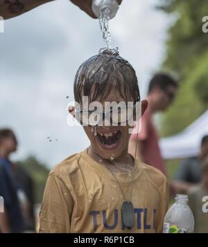 Aidan Flippo, pilote d'un jour candidat, a l'eau versée sur la tête après avoir terminé un organisme de bienfaisance de boue-exécuter le 20 mai 2017, à Niceville, en Floride. Flippo a été choisi pour être la 33e Escadre de chasse est pilote d'un jour. Aidan est né avec la Dysplasie Septo optique quels effets les yeux et les reins. Au cours de sa journée, il a rencontré les pilotes de F-35, a visité un avion, a travaillé avec les responsables d'avions et bien plus encore. Banque D'Images