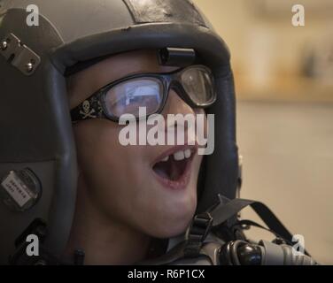 Aidan Flippo, pilote d'un jour candidat, un simulateur de vol F-35 le 25 mai 2017, à la base aérienne d'Eglin, en Floride. Flippo a été choisi pour être la 33e Escadre de chasse est pilote d'un jour. Aidan est né avec la Dysplasie Septo optique quels effets les yeux et les reins. Au cours de sa journée, il a rencontré les pilotes de F-35, a visité un avion, a travaillé avec les responsables d'avions et bien plus encore. Banque D'Images