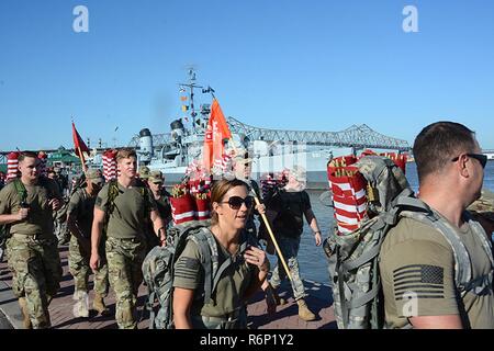 Les membres du service, les anciens combattants, le Blue Star les habitants de la zone et les mères portant des drapeaux américains réunis, le 26 mai 2017, dans un 6-mile de bosse de héros du LSU Memorial Tower à la Louisiana State Capitol, où ils ont planté environ 11 000 drapeaux dans la pelouse d'honneur de la Louisiane héros disparus. Banque D'Images