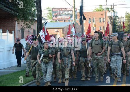 Les membres du service, les anciens combattants, le Blue Star les habitants de la zone et les mères portant des drapeaux américains réunis, le 26 mai 2017, dans un 6-mile de bosse de héros du LSU Memorial Tower à la Louisiana State Capitol, où ils ont planté environ 11 000 drapeaux dans la pelouse d'honneur de la Louisiane héros disparus. Banque D'Images