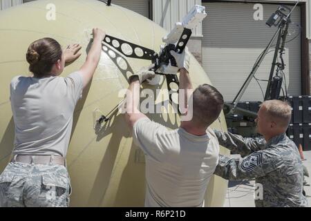 Le sergent-chef Mark Hurst, 552nd Air Control Wing, chef de commande (à droite) est montré comment assembler le petit dossier de communication par les membres de la 726e Escadron de l'air, le 31 mai 2017, à Mountain Home Air Force Base, Texas. Le 726e est le premier Air Control Squadron pour tester le système et signaler si c'est quelque chose qu'ils doivent continuer à travailler avec. Banque D'Images