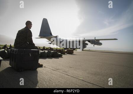 Lance le Cpl. Hugh M. Mosher, un greffier d'embarquement avec la commande, l'élément marin à des fins spéciales du Groupe de travail air-sol - Southern Command, protections vitesse après l'arrivée de l'élément de combat de l'Aviation à la base aérienne de Soto Cano, le Honduras, le 28 mai 2017. Le groupe de travail, constitué d'environ 300 des Marines à la fois actif et de la réserve, est le déploiement à Belize, El Salvador, Guatemala et Honduras cet été afin de mener les projets d'ingénierie et s'appuyer sur les efforts de coopération de sécurité et de relations établies dans la région. Banque D'Images