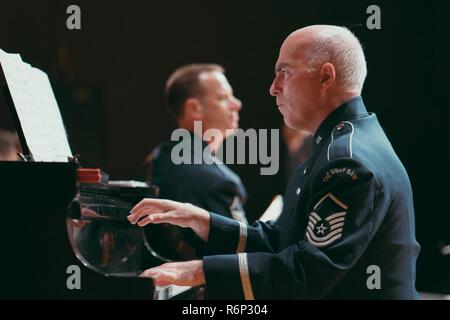 Le sergent-chef. Steven D. Erickson, U.S. Air Force aviateurs du pianiste Note, fonctionne à l'Auditorium des beaux-arts de Savannah, Géorgie, 26 mai 2017. Le groupe a joué une variété de morceaux de jazz contemporain tout au long de chaque performance, tous ayant un lien avec les forces armées. Chaque morceau de musique a été écrit, arrangé ou effectués par les membres. Banque D'Images