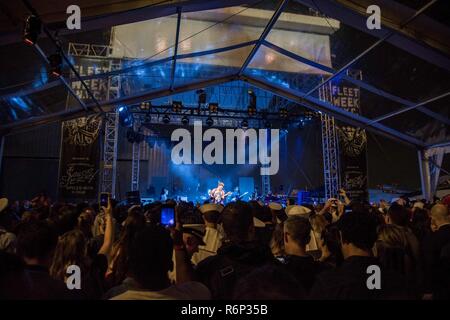 EW YORK (24 mai 2017) marins affectés au croiseur lance-missiles USS Monterey (CG 61) assister à un concert de Alabama Shakes à bord du bateau musée USS Intrepid. La Fleet Week New York, maintenant dans sa 29e année, est le lieu de temps honoré célébration de la mer services. C'est une occasion unique pour les citoyens de New York et la région des trois états pour répondre marins, marines et gardes côte, ainsi que de constater par moi-même les dernières capacités des services maritimes d'aujourd'hui. Banque D'Images