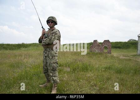 PUTLOS, en Allemagne (6 juin 2017) 3ème classe constructeur Michael Rodriguez, affectés à la construction navale 1 Bataillon, pose pour une photo au cours de 2017, à Putlos BALTOPS, Allemagne, le 6 juin. 17 BALTOPS est le premier exercice annuel axé sur les maritimes dans la région de la Baltique et l'un des plus importants exercices d'Europe du Nord. Banque D'Images