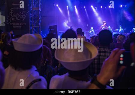 NEW YORK (24 mai 2017) marins affectés au croiseur lance-missiles USS Monterey (CG 61) assister à un concert de Alabama Shakes à bord du bateau musée USS Intrepid. La Fleet Week New York, maintenant dans sa 29e année, est le lieu de temps honoré célébration de la mer services. C'est une occasion unique pour les citoyens de New York et la région des trois états pour répondre marins, marines et gardes côte, ainsi que de constater par moi-même les dernières capacités des services maritimes d'aujourd'hui. Banque D'Images