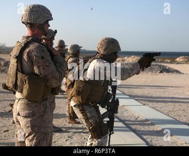 Le sergent du Corps des Marines des États-Unis. Quantaviou Ellis, un conducteur de véhicules automobiles avec l'Escadron de soutien de l'aile Marine, 372 marins à des fins spéciales Groupe Force-Crisis Response-Central air-sol, les incendies de la commande d'un pistolet M9 au cours d'une gamme de transition d'armes au Moyen-Orient, le 28 mai 2017. Cette gamme de soutien a été l'occasion pour les Marines de pratiquer une tactique de transitions M4 Carbine pour un pistolet M9, en veillant à ce SPMAGTF Marines sont prêts à réagir et répondre à une variété de scénarios qui peuvent jouer dans l'ensemble de la zone d'opérations de l'USCENTCOM. SPMAGTF-CR-CC est une unité d'intervention de crise e Banque D'Images