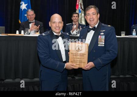 Civil Air Patrol Major Keith Barry, droite, le commandant de l'escadron avec la Patrouille Aérienne Civile général Chuck Yeager, reçoit l'Escadron des Cadets de l'Escadron de la PAC 2017 Prix de distinction pour la région du Sud-Est au cours de la Conférence de l'aile en Floride à Orlando, en Floride, le 29 avril, 2017. La région sud-est comprend les ailes en Floride, Alabama, Géorgie, Mississippi, Tennessee, Puerto Rico et les Îles Vierges américaines. Banque D'Images