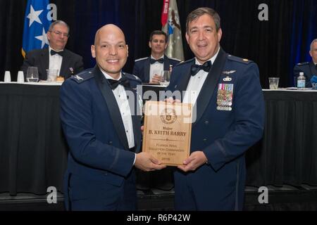 Civil Air Patrol Major Keith Barry, droite, le commandant de l'escadron avec la Patrouille Aérienne Civile général Chuck Yeager, l'Escadron des Cadets de l'escadron reçoit 2016 Commandant de l'année au cours de la Conférence de l'aile en Floride à Orlando, en Floride, le 29 avril 2017. La patrouille de l'aviation civile, la mission se concentre sur les services d'urgence, de l'aérospatiale, de l'éducation et programmes des cadets. Banque D'Images