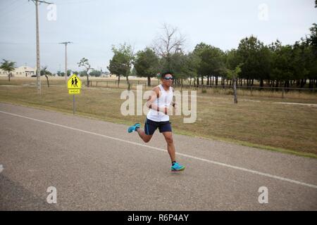 Le sergent-chef. Jerry C. Jordan, le chef des opération But spécial air-sol marin Réponse Force-Crisis Tâche, sprints à l'arrivée Pas de Taureau le demi-marathon/10k à la base aérienne de Morón, Espagne, le 26 mai 2017. Le terme inclus marines affectés à SPMAGTF-CR-AF, des aviateurs de l'armée espagnole et stationnée sur la base aérienne. La Jordanie a couru le 10 km à la partie de l'événement et a été le premier membre de service américain pour terminer avec un temps de 41 minutes et 50 secondes. Banque D'Images