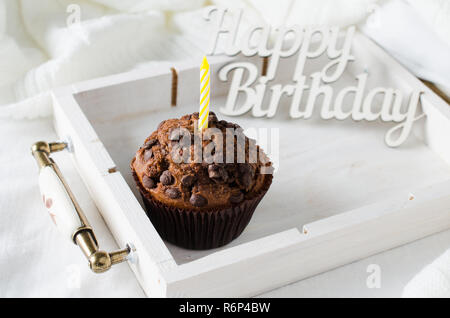 Muffins au chocolat anniversaire capkakes ou. Banque D'Images