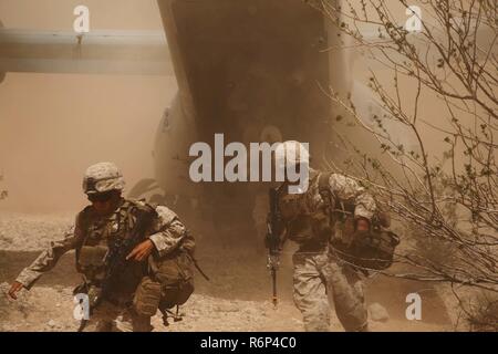 Avec les Marines de l'escadron à rotors basculants moyen (VMM) insérer 363 Marines avec 3e Régiment de Marines dans un raid longue distance au cours de l'exercice de simulation de formation intégrée (ITX) 3-17 au Marine Corps Air Station Yuma, Arizona, le 27 mai. L'ITX est un exercice interarmées permettant aux Marines à travers 3rd Marine Aircraft Wing pour fonctionner comme un élément intégré à la lutte contre l'aviation et de la logistique au sol comme éléments de combat air-sol marin un groupe de travail. Plus de 650 Marines américains et 27 aéronefs de 3e MAW appuient ITX 3-17. Banque D'Images